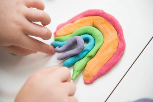 regenboog in boetseerklei