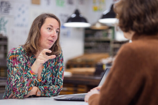 Marketingexpert Linde helpt een ondernemer met de volgende stappen in haar marketing.