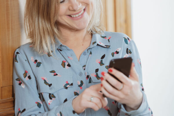 Social media manager scrollt op smartphone