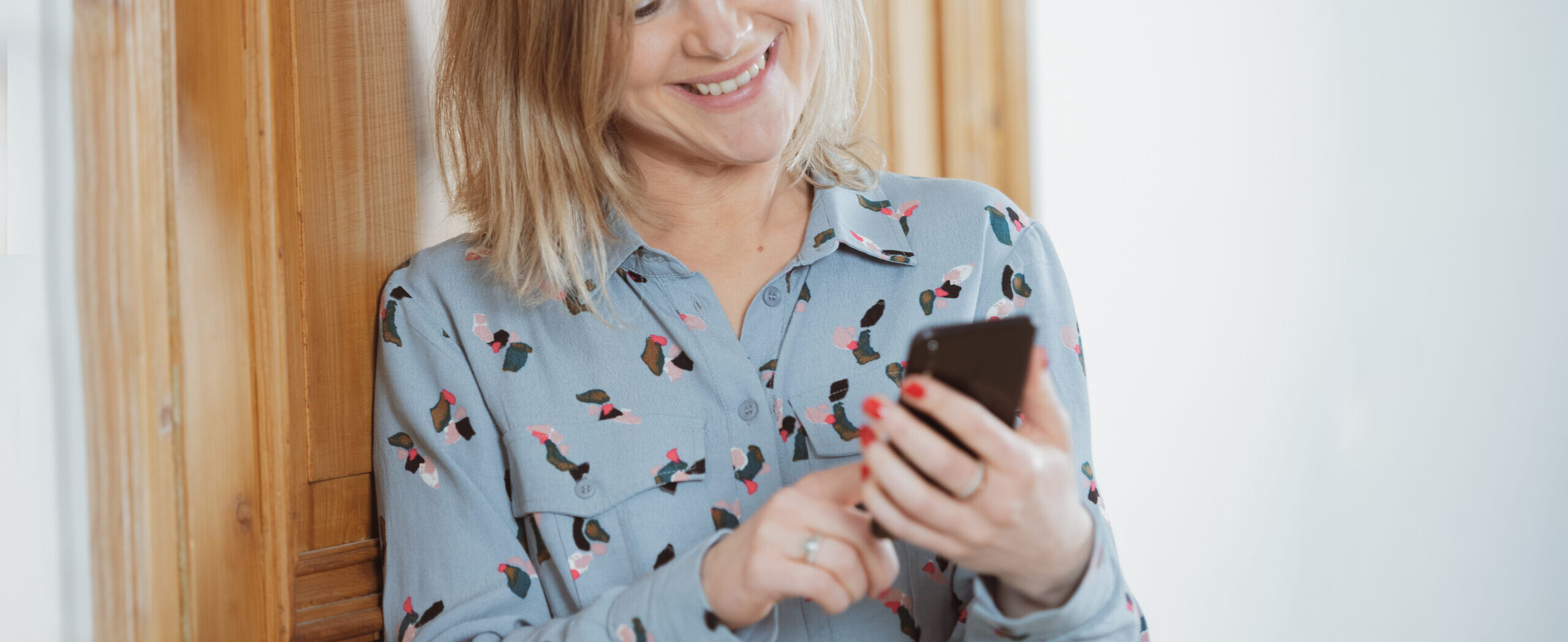 Social media manager scrollt op smartphone