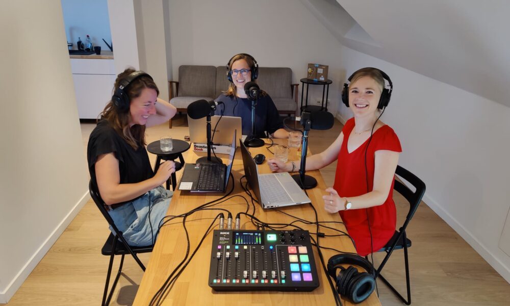 podcast opnemen met WAT: Griet, Karlien en Linde aan de micro's