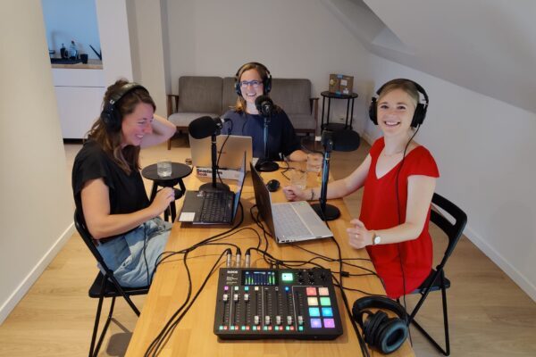 podcast opnemen met WAT: Griet, Karlien en Linde aan de micro's