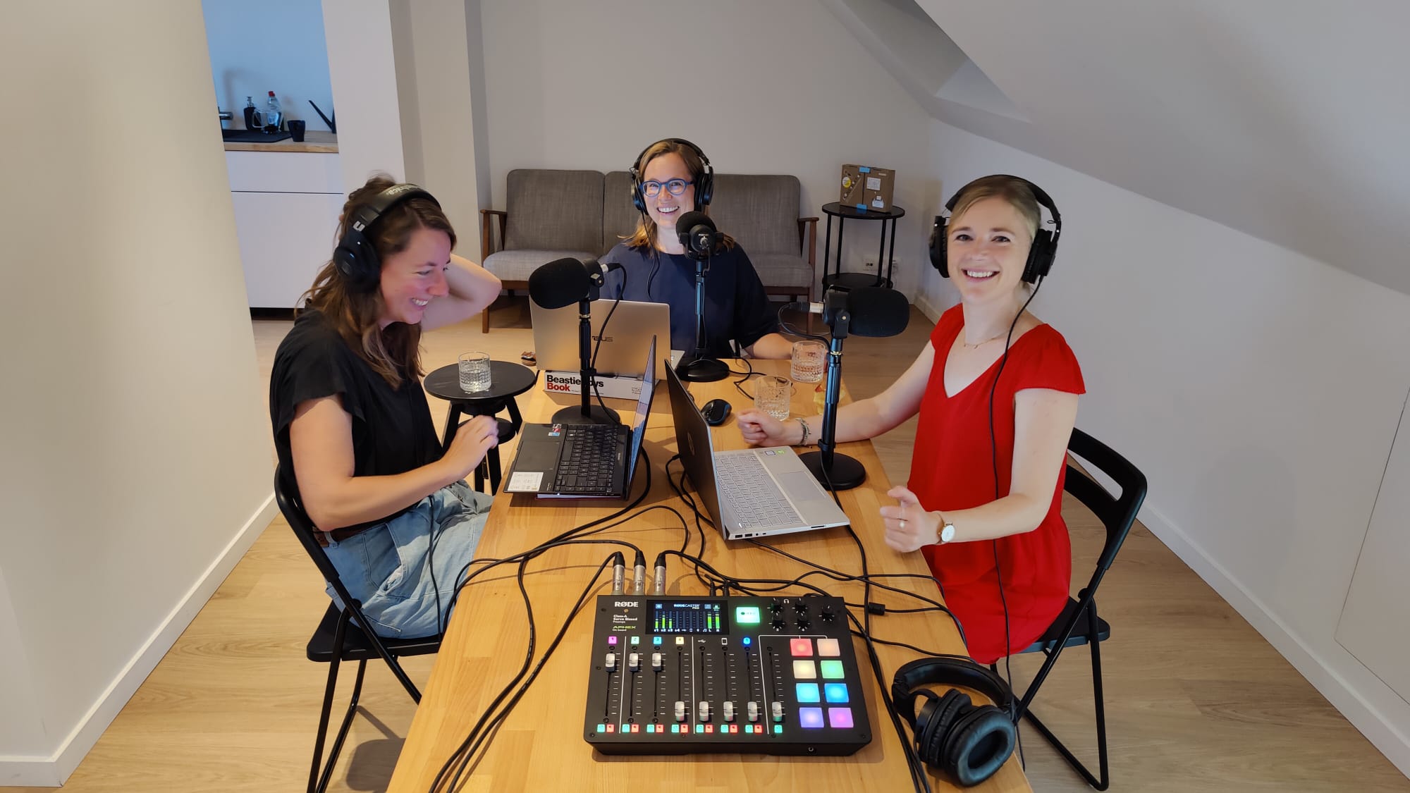 podcast opnemen met WAT: Griet, Karlien en Linde aan de micro's