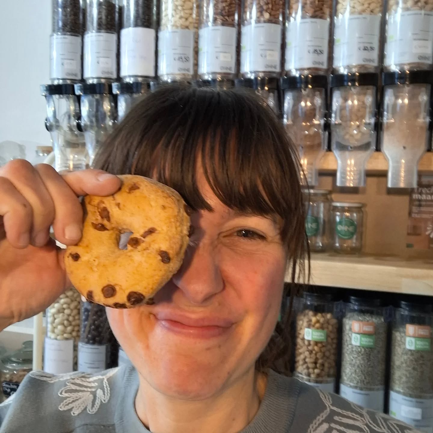 Kristien Lindemans van Ohne Ternat houdt een koekje voor haar gezicht.