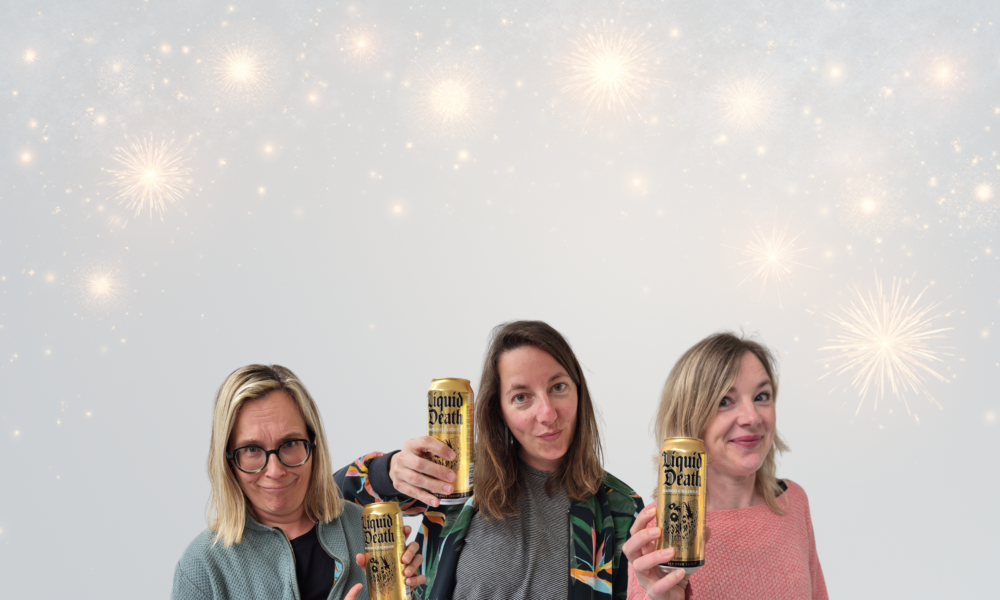 Griet Rebry, Linde Jacobs en Karlien De Vrieze van WAT - Working Apart Together klinken op 2026 met een blik Liquid Deat-water.