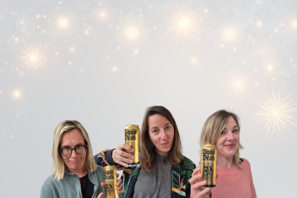 Griet Rebry, Linde Jacobs en Karlien De Vrieze van WAT - Working Apart Together klinken op 2026 met een blik Liquid Deat-water.