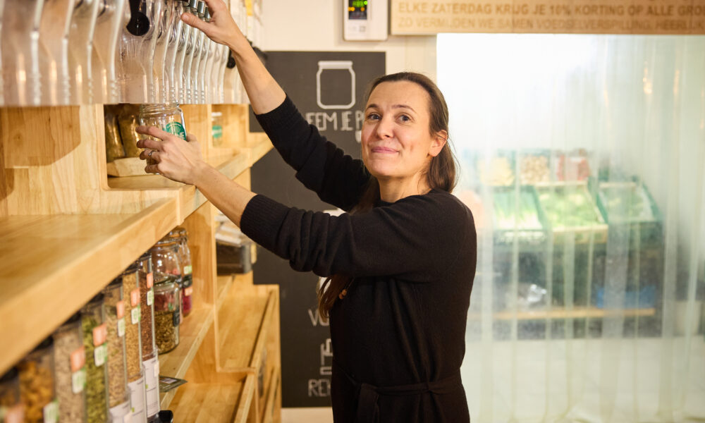 Kristien Lindemans aan het werk in haar verpakkingsvrije winkel Ohne Ternat