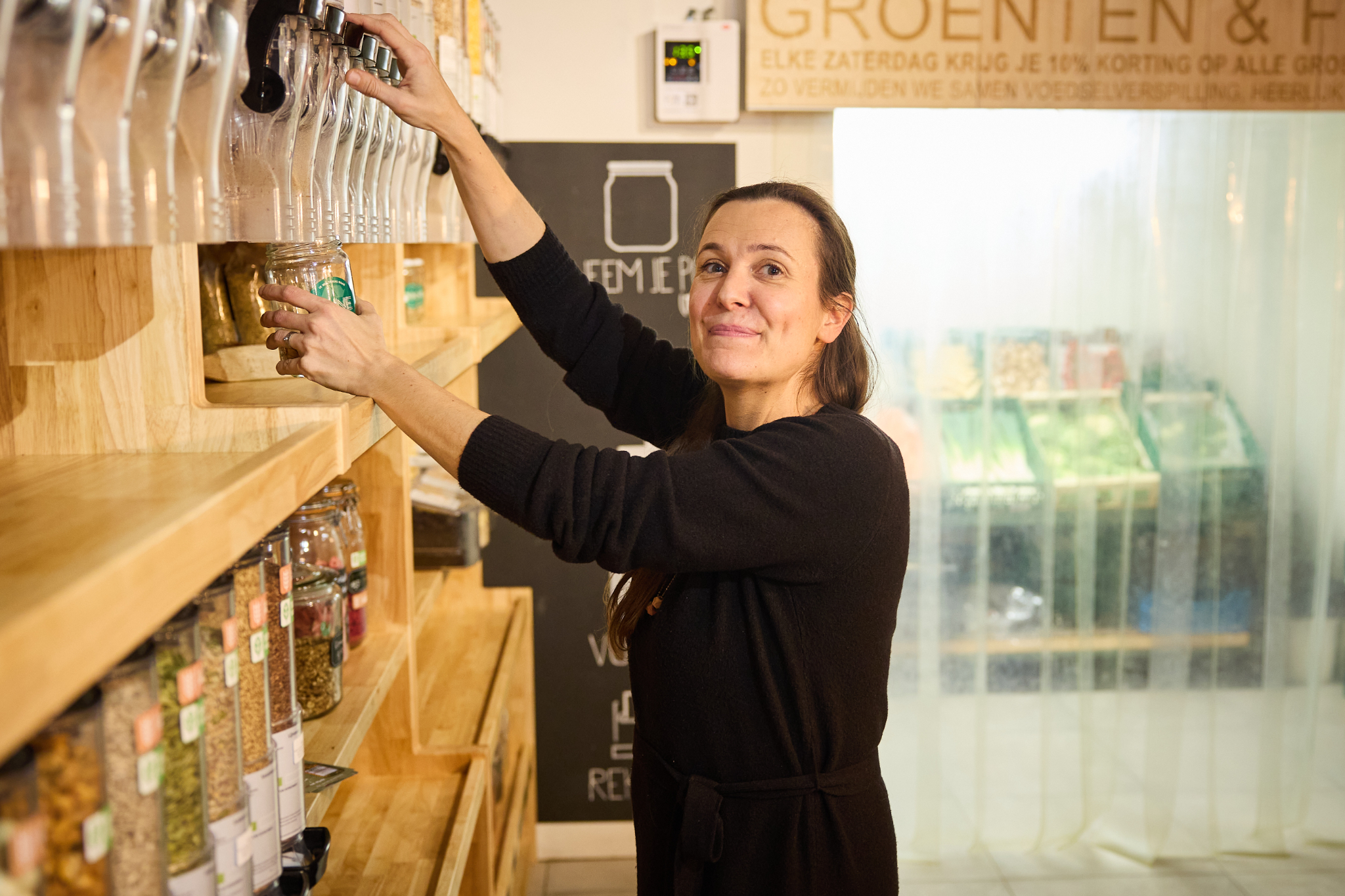 Kristien Lindemans aan het werk in haar verpakkingsvrije winkel Ohne Ternat