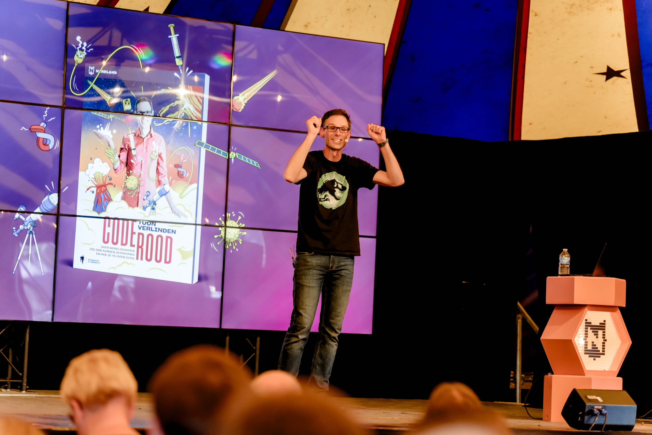 1 Live Foto Code Rood ©Krew Collective Auteur, spreker en Nerdland Festival-organisator Toon Verlinden deelt in de podcast Working Apart Together hoe hij als ondernemer in eigen voet schoot.