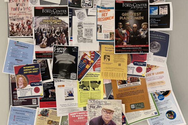 Prikbord met flyers - Werkt marketing op papier nog?