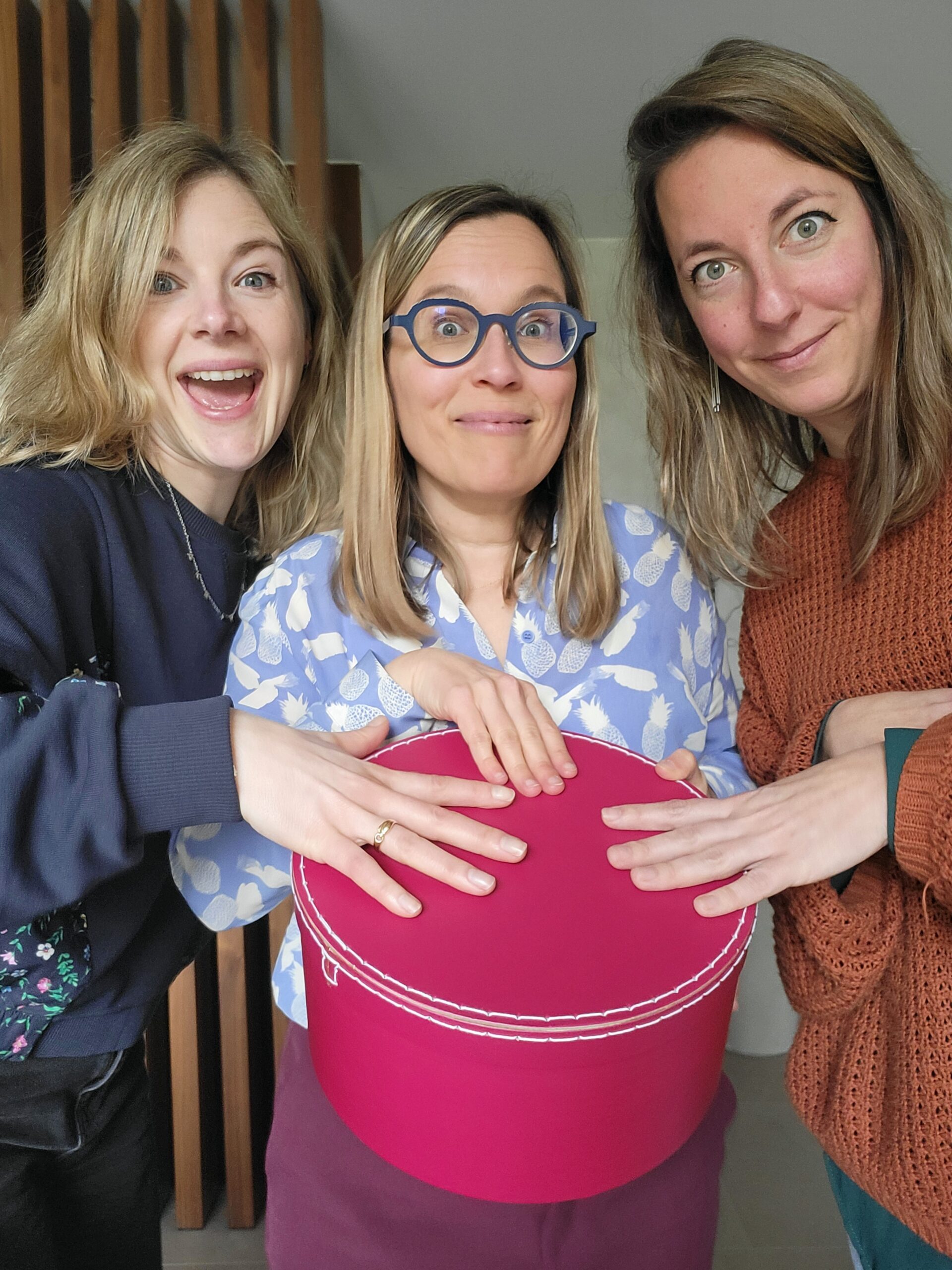 Uit deze fuchsia vragentrommel halen Karlien, Griet en Linde van Working Apart Together in elke podcastaflevering een marketingvraag van een solo-ondernemer of kmo-medewerker, die ze beantwoorden met gratis marketingadvies.